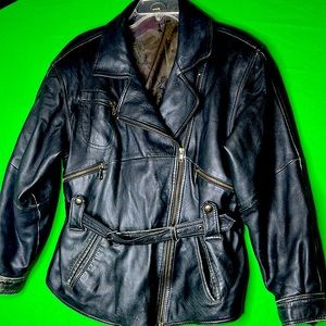 Black leather ladies bomer. Belted, 5 front, 1 insde pocket. Brass zippers S